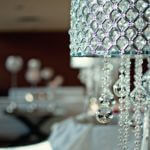 Kryształowy żyrandol ozdobi salon w stylu glamour