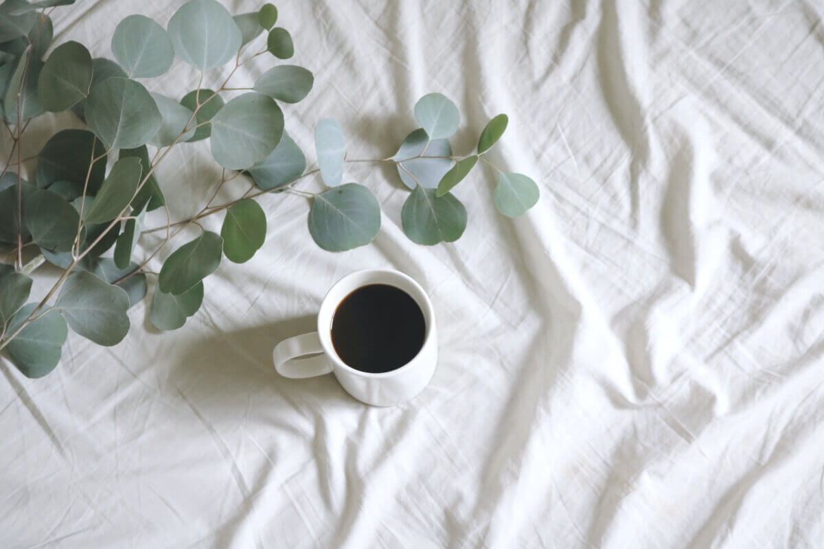 biały, ceramiczny kubek, czarna kawa